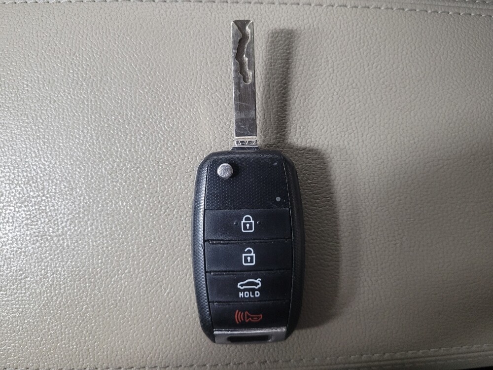 2018 Kia Optima in Chattanooga, TN 37421 - 18131998 32