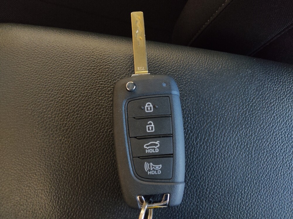 2025 Hyundai Elantra in Stone Mountain, GA 30083 - 18132039 32