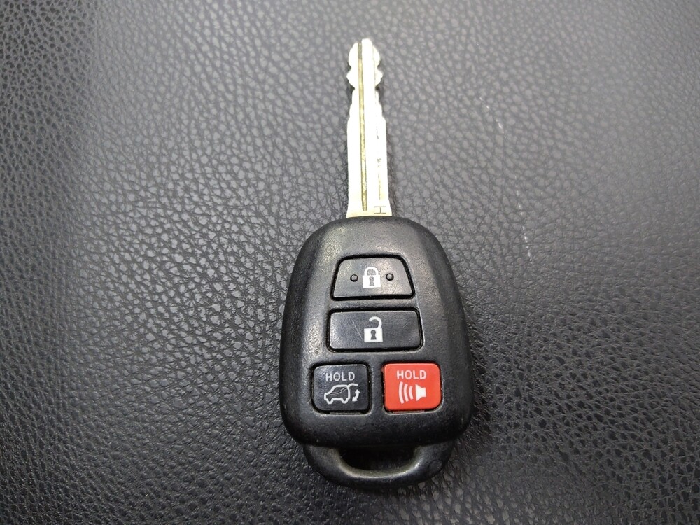 2018 Toyota Highlander in Greenville, SC 29607 - 18132187 32
