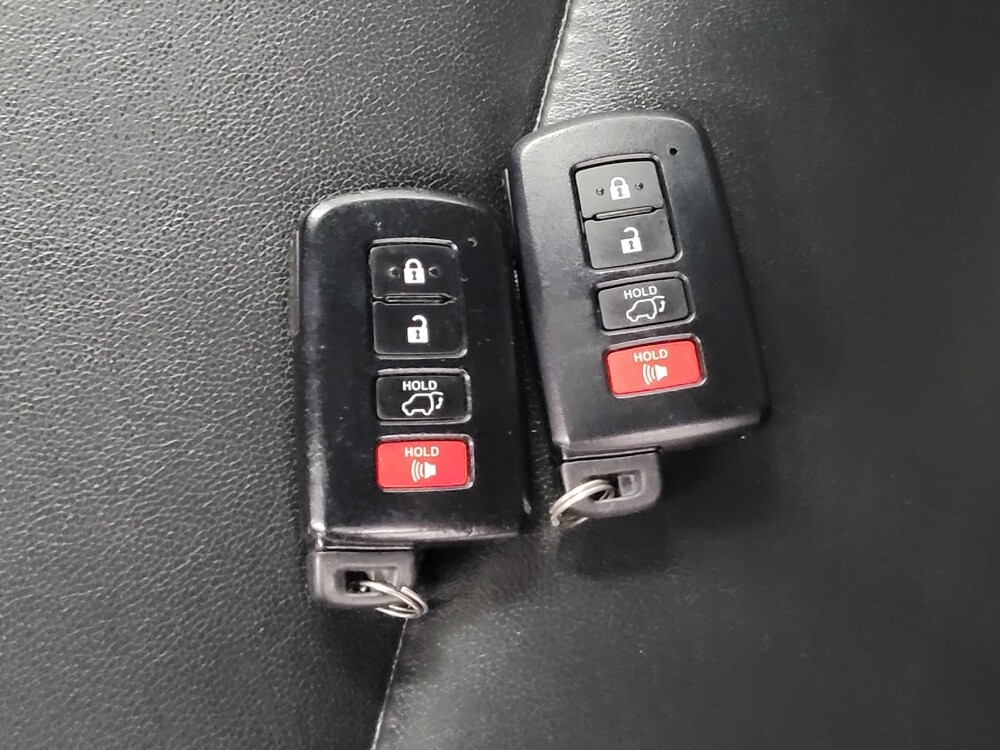 2019 Toyota Highlander in Houston, TX 77034 - 18132308 32