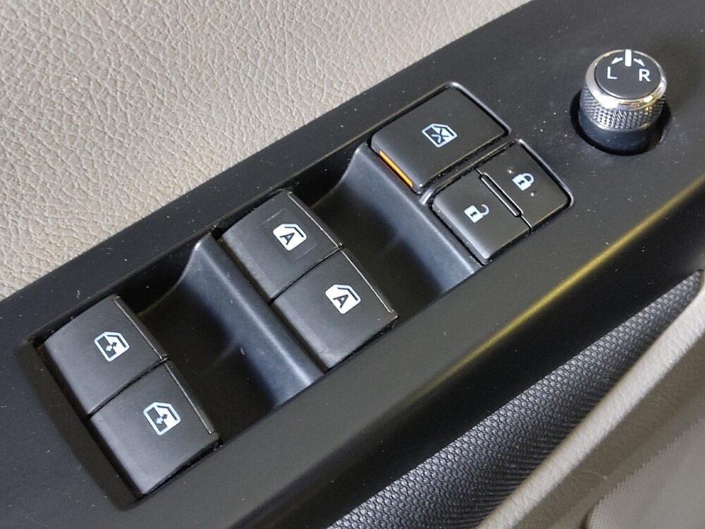 2019 Toyota Highlander in Live Oak, TX 78233 - 18132327 27