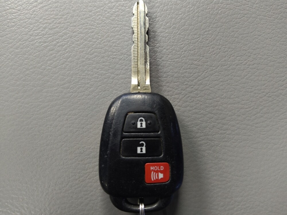 2019 Toyota Highlander in Live Oak, TX 78233 - 18132327 32