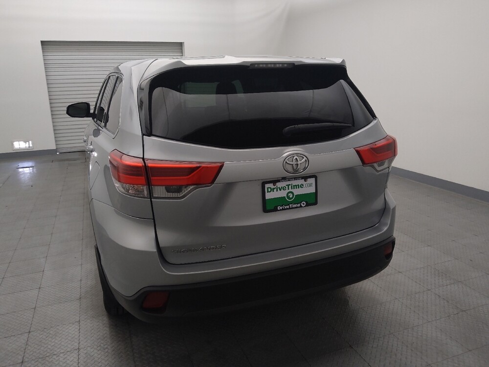 2019 Toyota Highlander in Live Oak, TX 78233 - 18132327 6