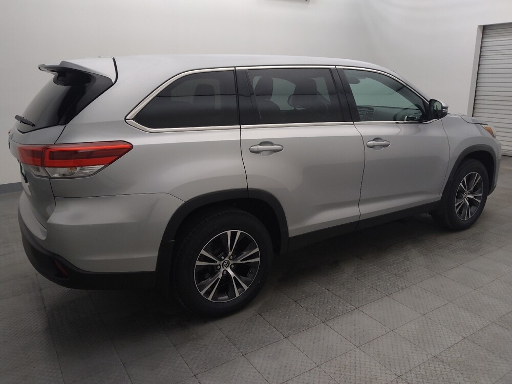 2019 Toyota Highlander in Live Oak, TX 78233 - 18132327 10