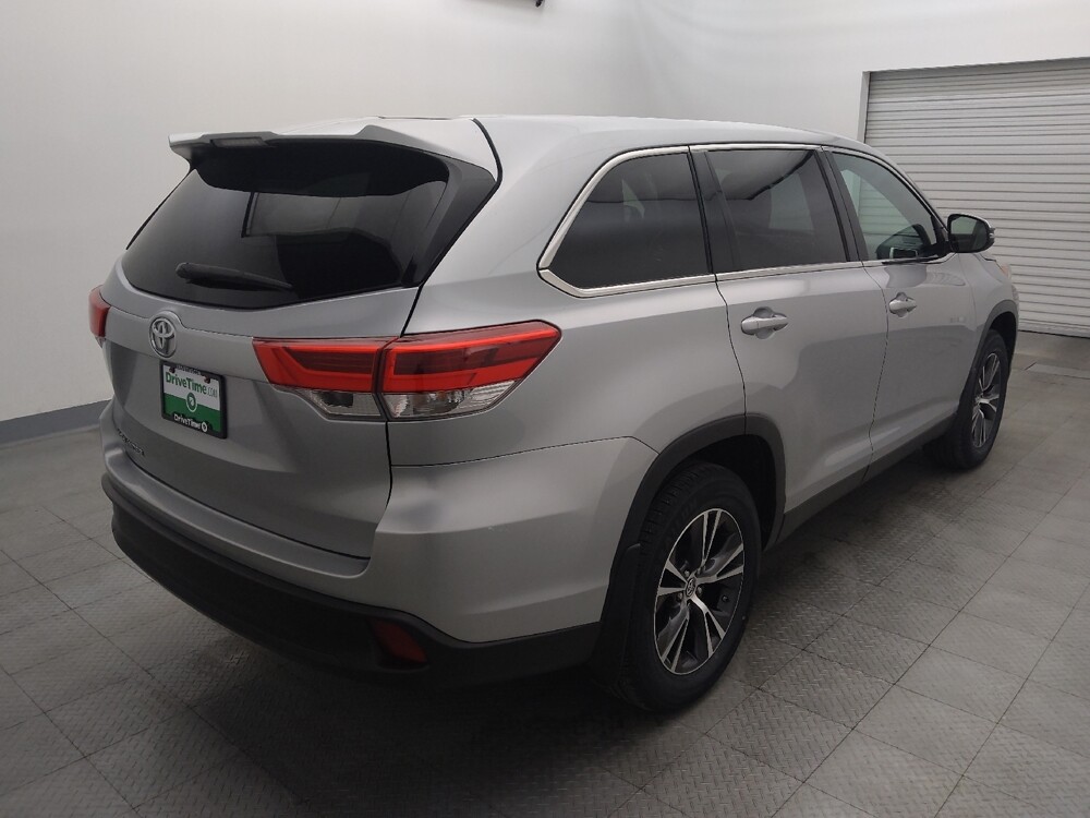 2019 Toyota Highlander in Live Oak, TX 78233 - 18132327 9