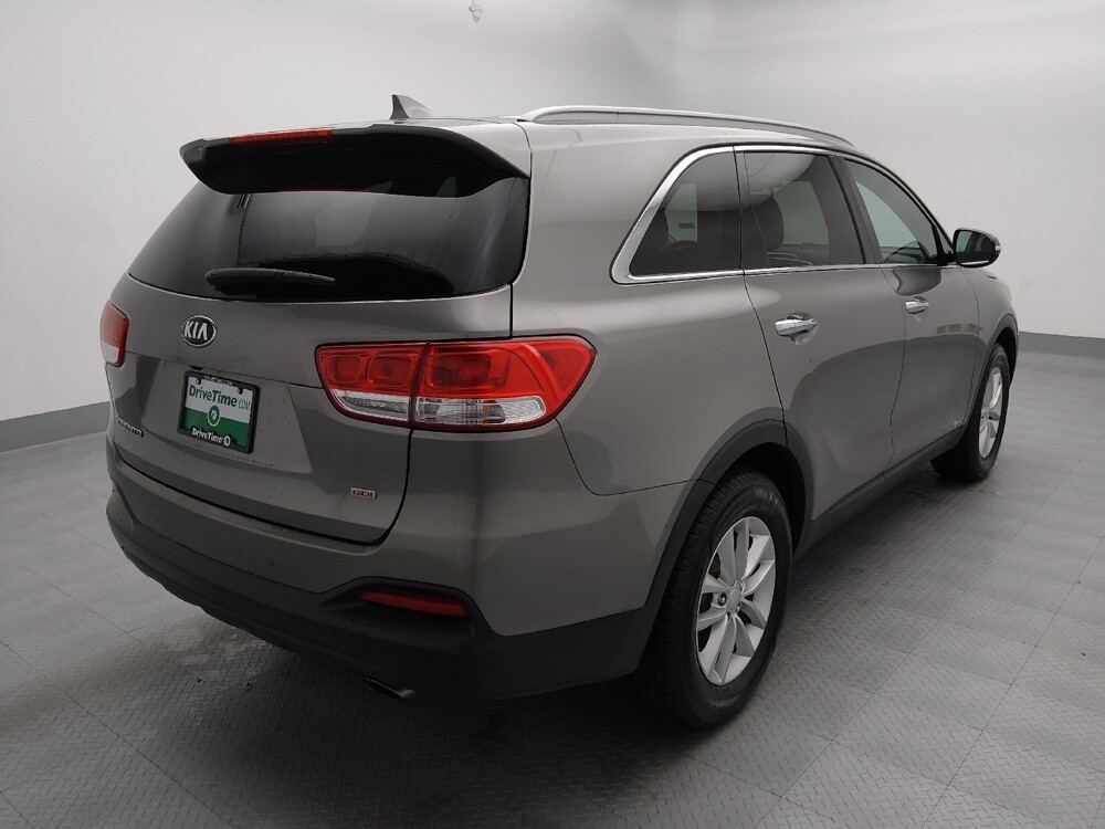 2016 Kia Sorento in Gladstone, MO 64118 - 18132456 9