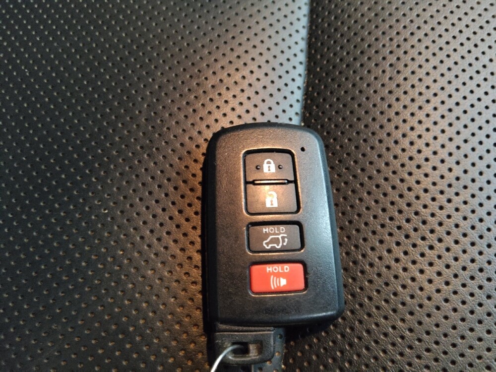 2018 Toyota Highlander in Lombard, IL 60148 - 18132470 32