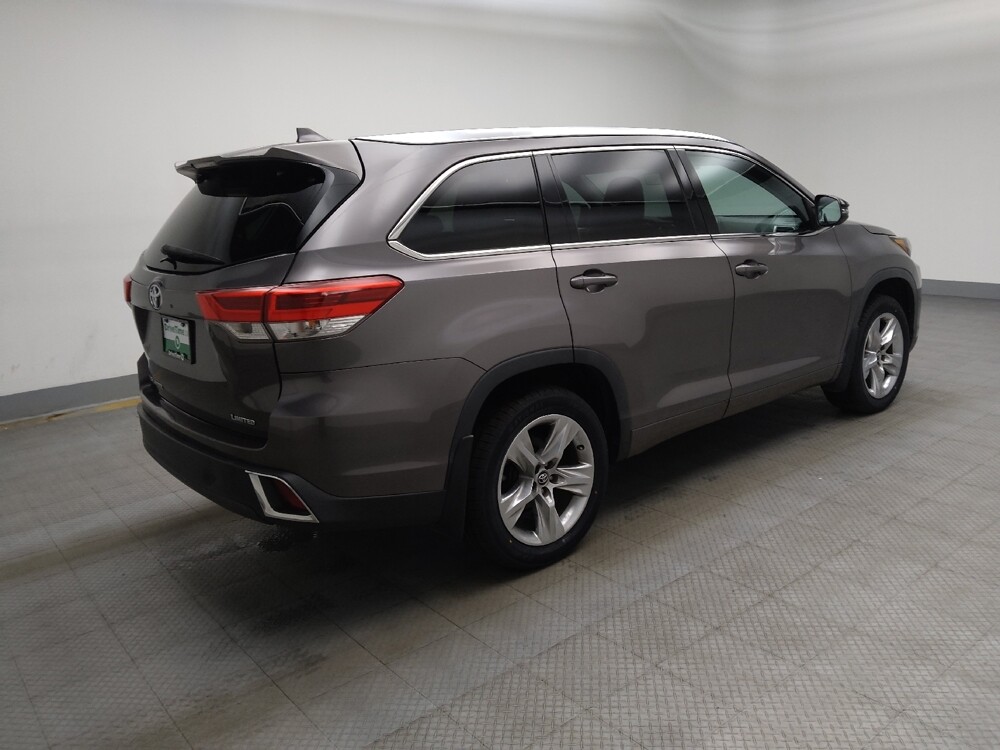 2018 Toyota Highlander in Lombard, IL 60148 - 18132470 10