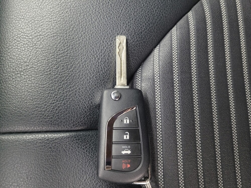 2019 Toyota Camry in Indianapolis, IN 46219 - 18132491 32