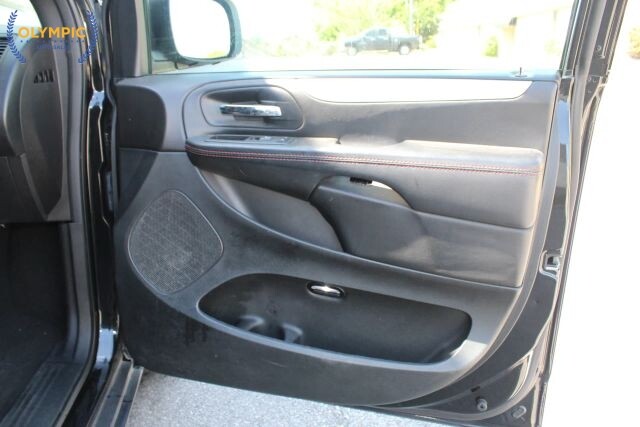 2018 Dodge Grand Caravan in Decatur, GA 30032 - 18132529 40