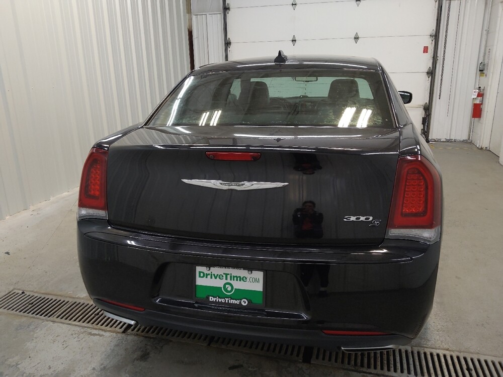 2017 Chrysler 300 in Fairfield, OH 45014 - 18132708 7