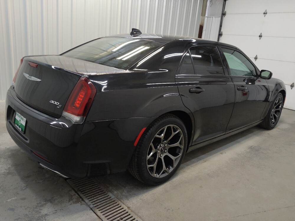 2017 Chrysler 300 in Fairfield, OH 45014 - 18132708 10