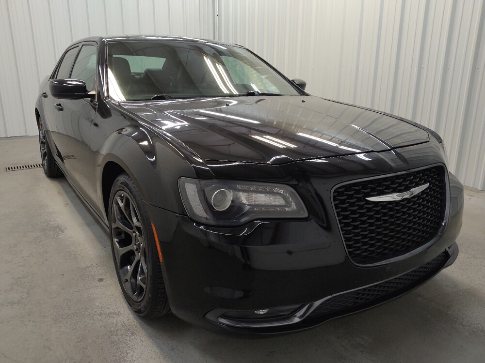 2017 Chrysler 300 in Fairfield, OH 45014 - 18132708 13