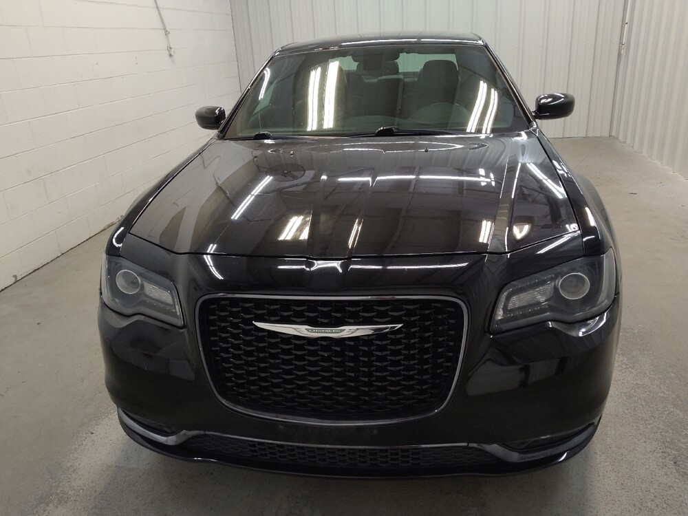 2017 Chrysler 300 in Fairfield, OH 45014 - 18132708 15