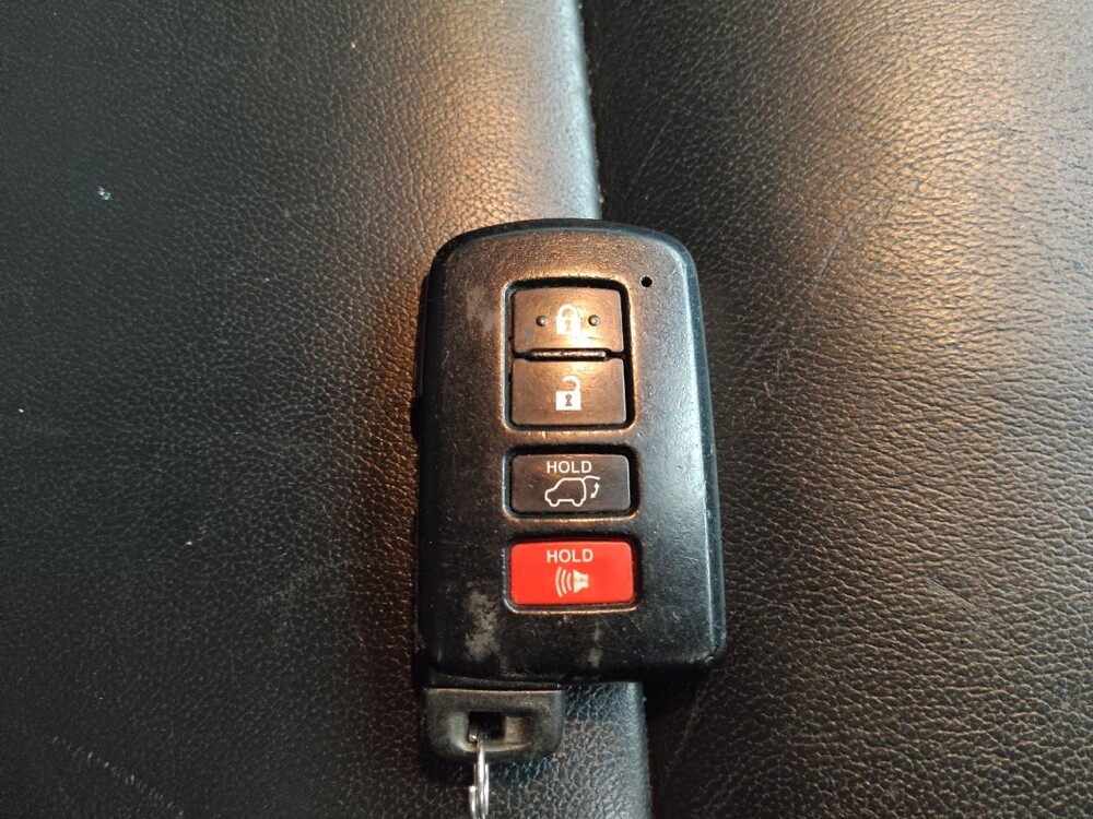 2018 Toyota Highlander in Des Moines, IA 50310 - 18132849 32