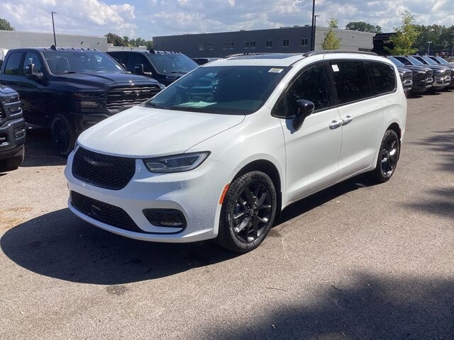2026 Chrysler Pacifica in Bedford, OH 44146 - 18133132 3