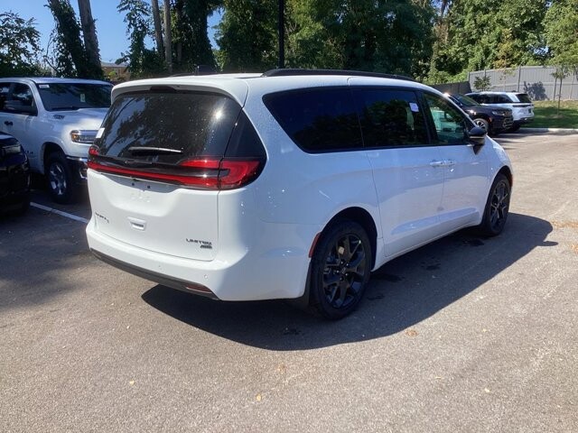 2026 Chrysler Pacifica in Bedford, OH 44146 - 18133132 7