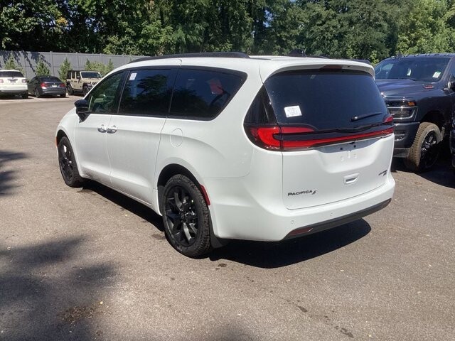 2026 Chrysler Pacifica in Bedford, OH 44146 - 18133132 5