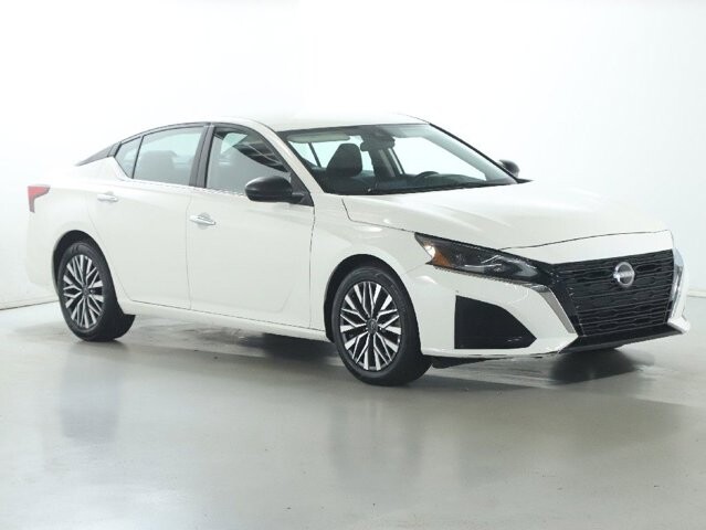 2025 Nissan Altima in Bedford, OH 44146 - 18133147 9