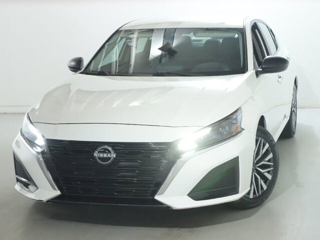2025 Nissan Altima in Bedford, OH 44146 - 18133147 3