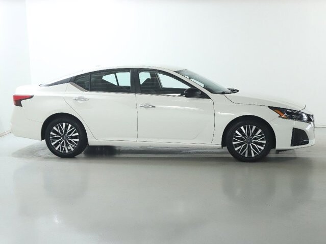 2025 Nissan Altima in Bedford, OH 44146 - 18133147 11