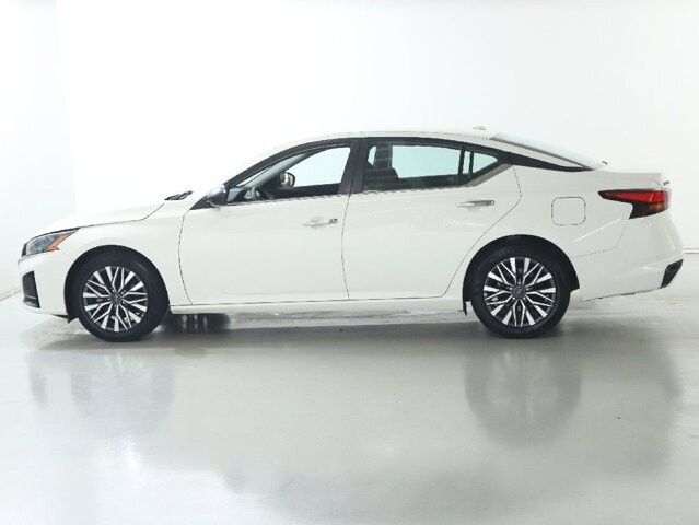 2025 Nissan Altima in Bedford, OH 44146 - 18133147 37