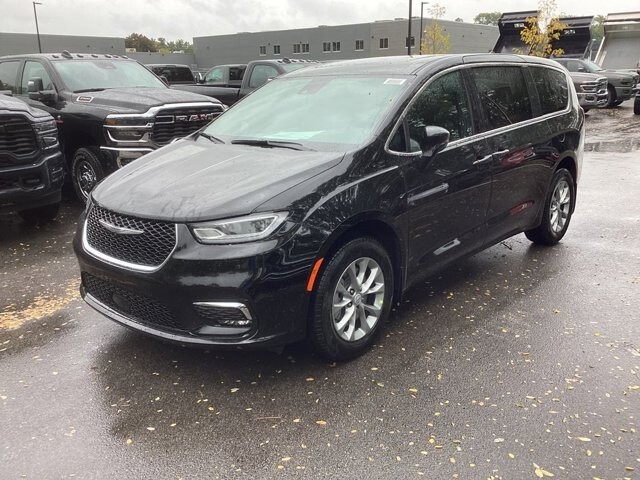 2026 Chrysler Pacifica in Bedford, OH 44146 - 18133158 3