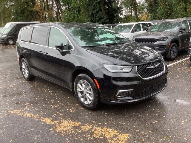2026 Chrysler Pacifica in Bedford, OH 44146 - 18133158 4