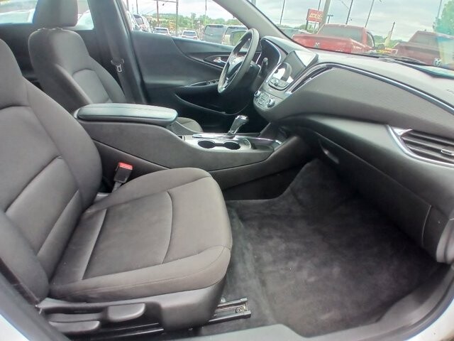 2019 Chevrolet Malibu in Knoxville, TN 37912 - 18133174 9