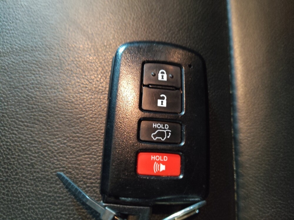 2019 Toyota Highlander in Plano, TX 75074 - 18133278 32