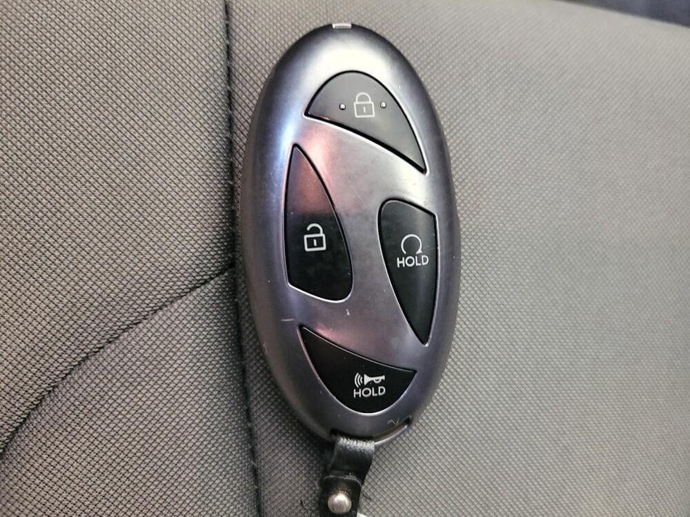 2025 Hyundai Elantra in Cincinnati, OH 45255 - 18133406 32