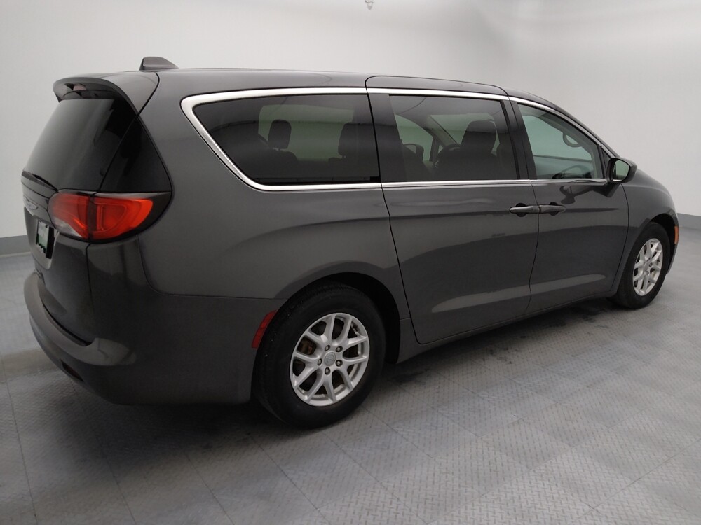 2017 Chrysler Pacifica in Gladstone, MO 64118 - 18133449 10