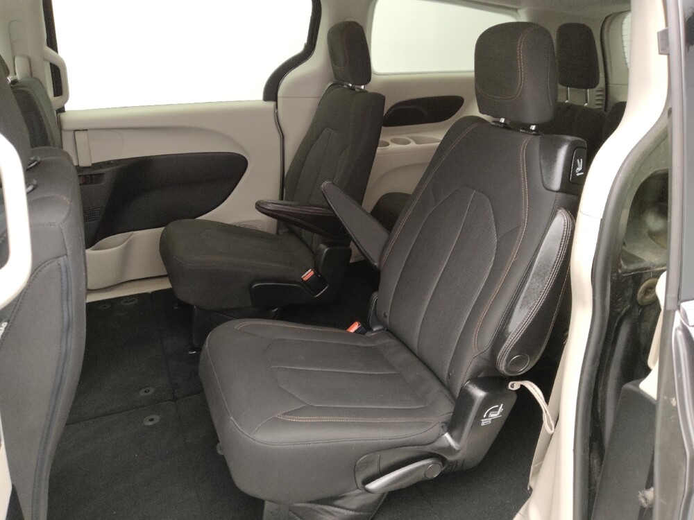 2017 Chrysler Pacifica in Gladstone, MO 64118 - 18133449 18