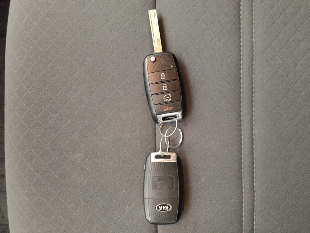 2017 Kia Sorento in Gladstone, MO 64118 - 18133456 32