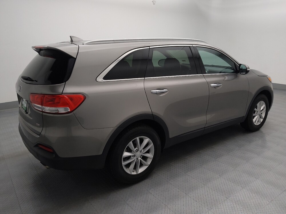 2017 Kia Sorento in Gladstone, MO 64118 - 18133456 10