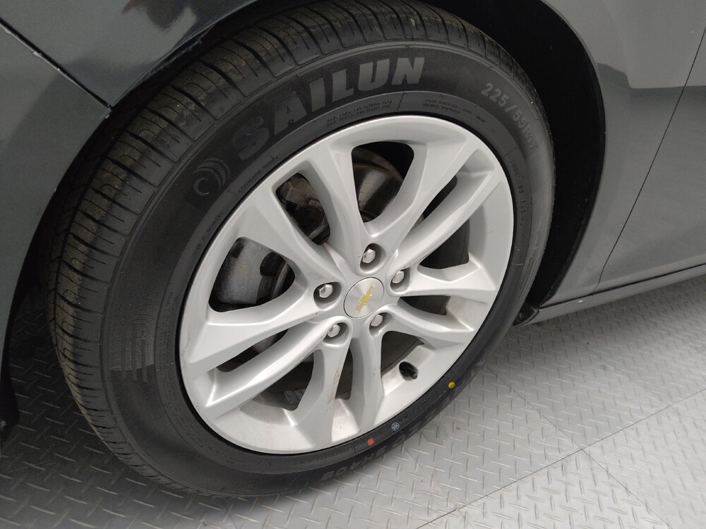 2017 Chevrolet Malibu in Topeka, KS 66611 - 18133786 31