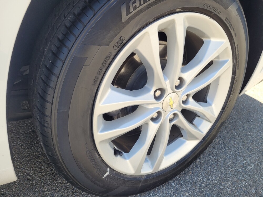 2018 Chevrolet Malibu in Montclair, CA 91763 - 18133880 31