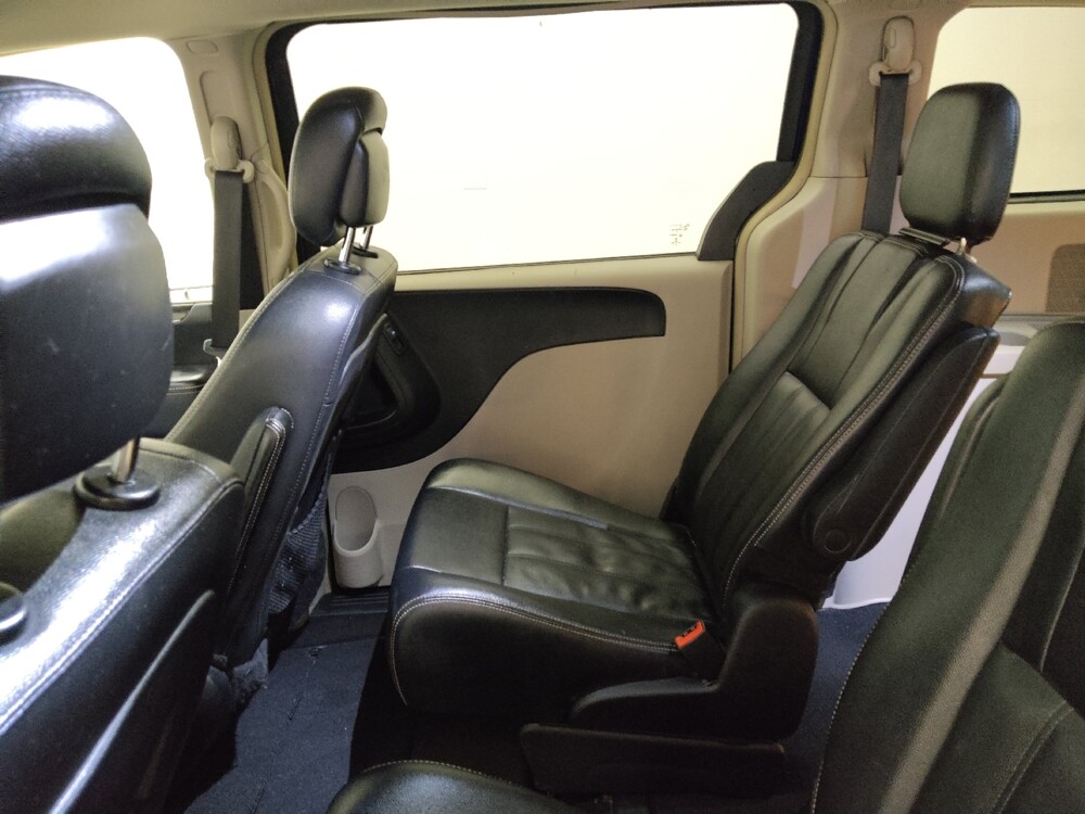 2016 Chrysler Town & Country in Lombard, IL 60148 - 18134275 18