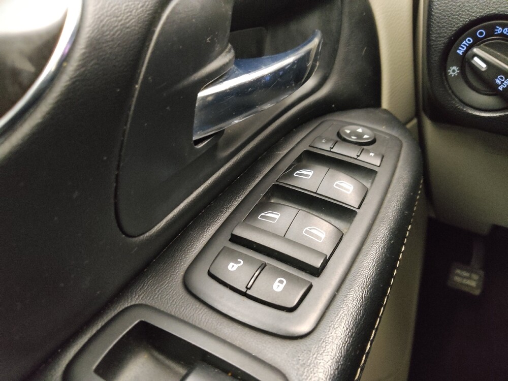 2016 Chrysler Town & Country in Lombard, IL 60148 - 18134275 27