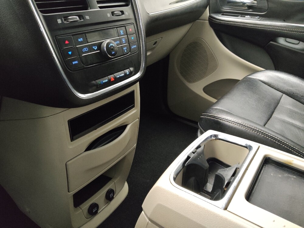 2016 Chrysler Town & Country in Lombard, IL 60148 - 18134275 26