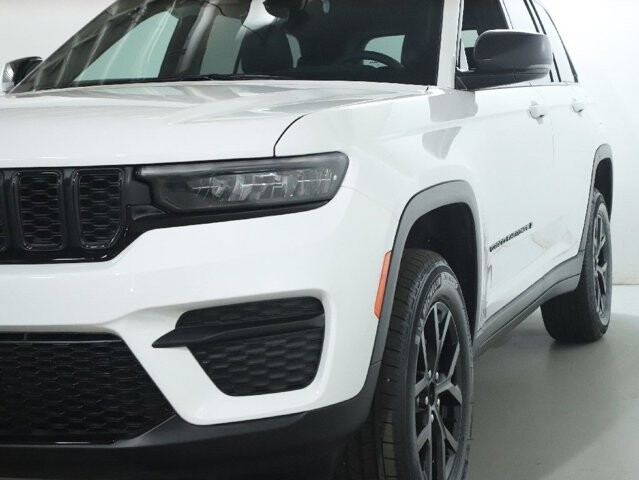 2025 Jeep Grand Cherokee in Bedford, OH 44146 - 18134324 4