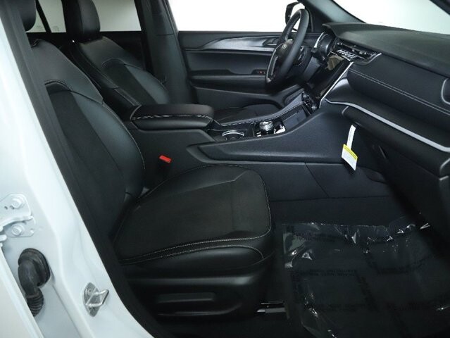 2025 Jeep Grand Cherokee in Bedford, OH 44146 - 18134324 33