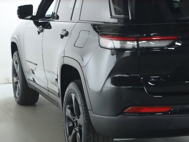 2025 Jeep Grand Cherokee in Bedford, OH 44146 - 18134325 42