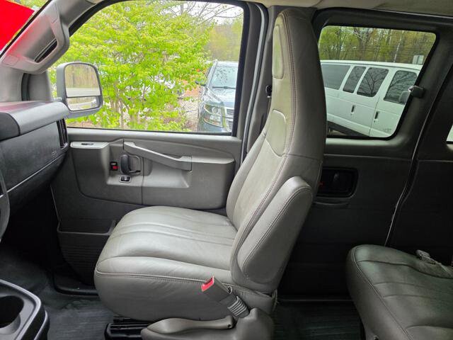 2017 Chevrolet Express 2500 in Blauvelt, NY 10913 - 18134383 25