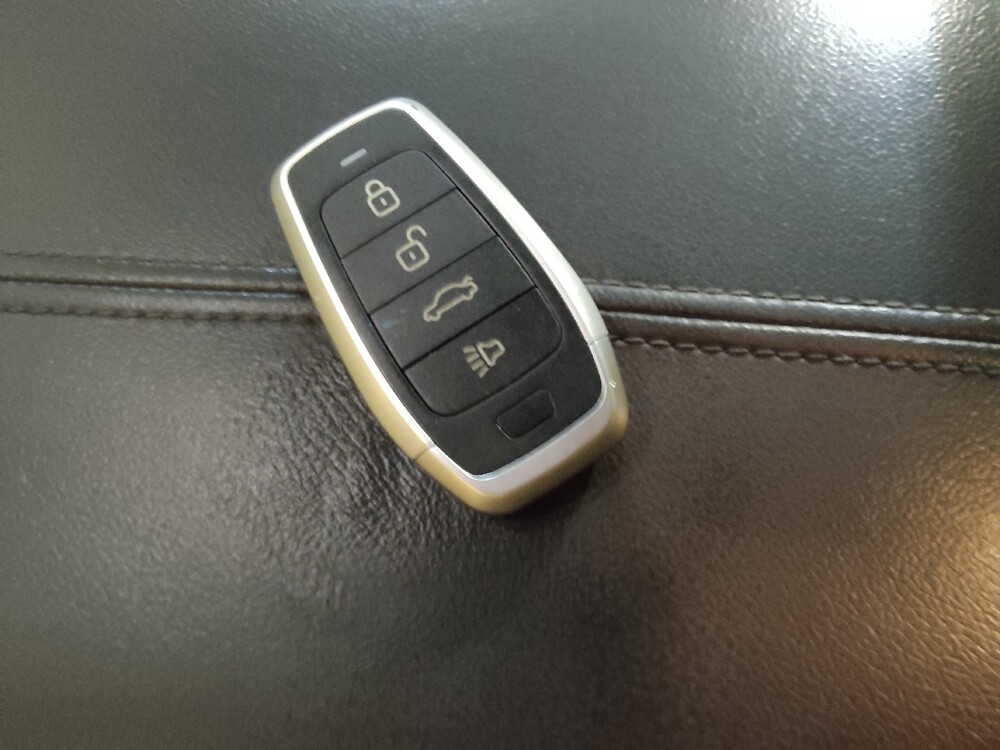 2018 Chevrolet Malibu in Greensboro, NC 27407 - 18134642 32