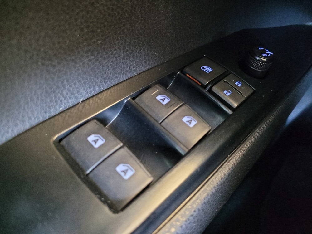 2018 Toyota Camry in Indianapolis, IN 46222 - 18134739 27