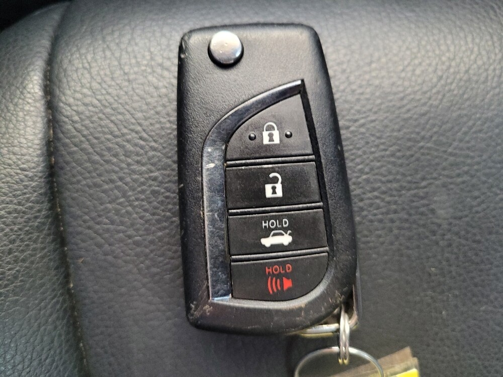 2018 Toyota Camry in Indianapolis, IN 46222 - 18134739 32