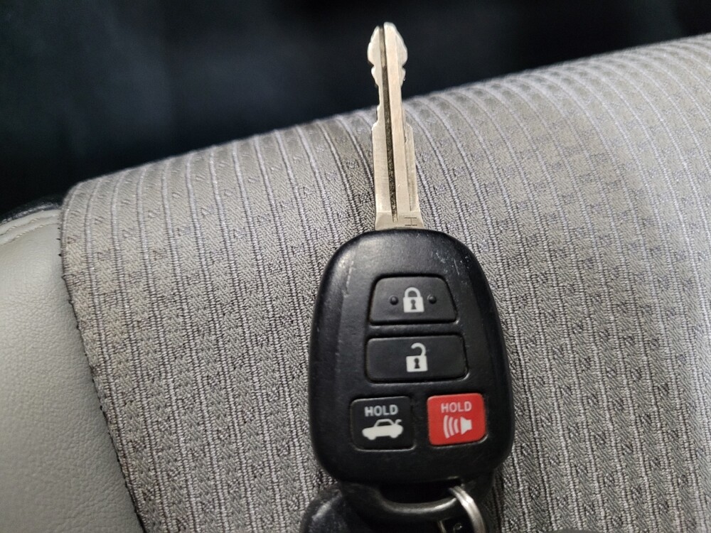 2016 Toyota Camry in Chesapeake, VA 23320 - 18134768 32