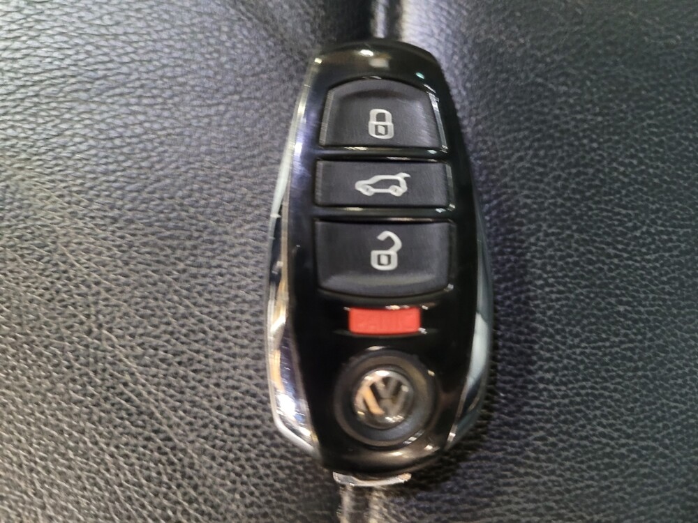 2015 Volkswagen Touareg in Downey, CA 90241 - 18134856 32