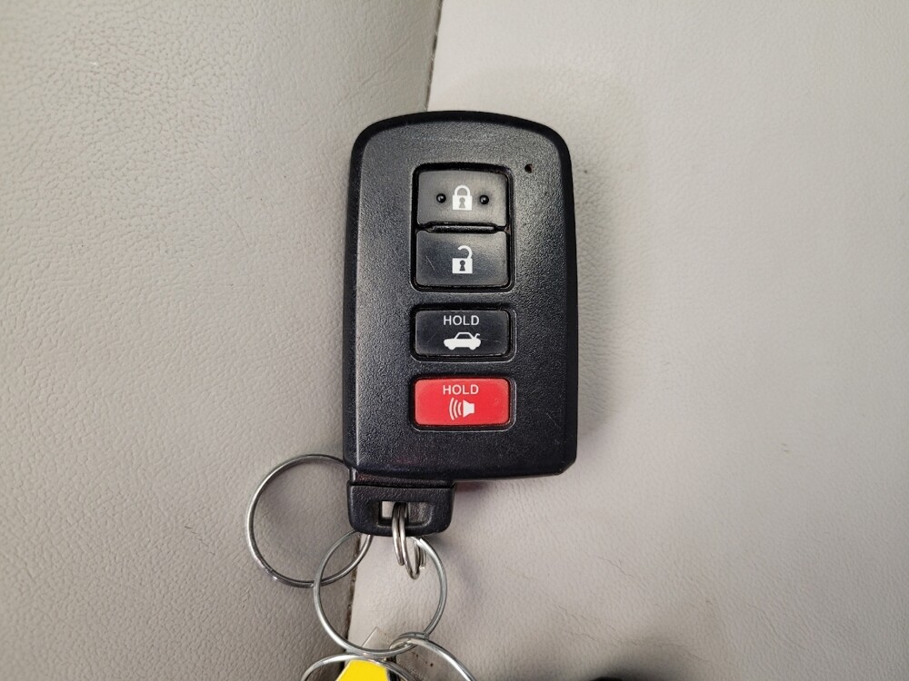 2017 Toyota Camry in Toledo, OH 43617 - 18135139 32